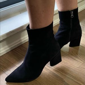 Elegant boots in Navy suede by Lintervalleshoes.
Size 37. Worn 3-5 times.